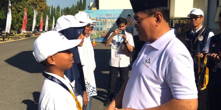Sekda Iwan Mustapa saat menyematkan tanda peserta Masa Pengenalan Lingkungan Sekolah Nasional Terintegrasi di BPMP Provinsi Gorontalo, Senin (10/8/2026). (Foto Firsa/Gopos)