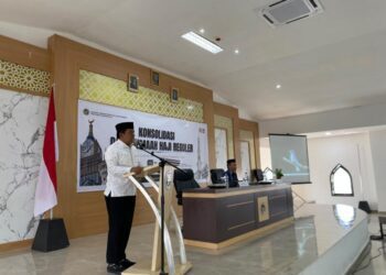 Kepala Kantor Wilayah Kementerian Haji dan Umrah Provinsi Gorontalo, Mansur Basir saat memimpin konsolidasi data jemaah haji reguler di Gedung Jabal Uhud, Sabtu (15/8/2026). (F.Istimewa)