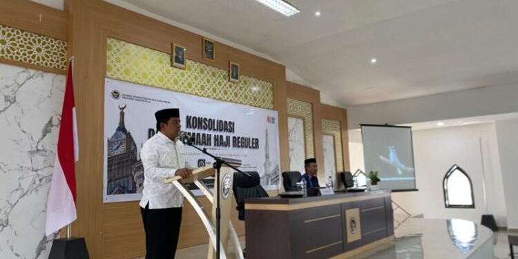 Kepala Kantor Wilayah Kementerian Haji dan Umrah Provinsi Gorontalo, Mansur Basir saat memimpin konsolidasi data jemaah haji reguler di Gedung Jabal Uhud, Sabtu (15/8/2026). (F.Istimewa)