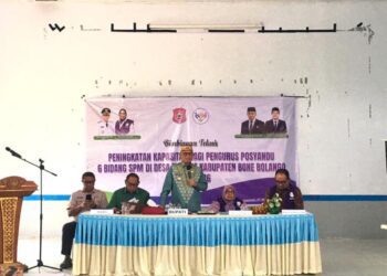 Bupati Ismet Mile saat membuka Bimbingan Teknis (Bimtek) Peningkatan Kapasitas bagi Pengurus Posyandu Desa Tingkat Kabupaten Bone Bolango Tahun 2026 di Kantor Desa Boludawa, Kecamatan Suwawa, Kamis (27/8/2026). (Foto Firsa/Gopos)