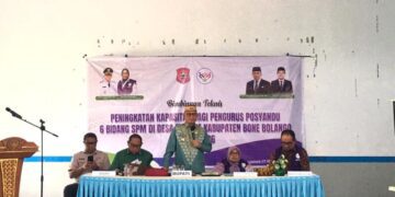 Bupati Ismet Mile saat membuka Bimbingan Teknis (Bimtek) Peningkatan Kapasitas bagi Pengurus Posyandu Desa Tingkat Kabupaten Bone Bolango Tahun 2026 di Kantor Desa Boludawa, Kecamatan Suwawa, Kamis (27/8/2026). (Foto Firsa/Gopos)