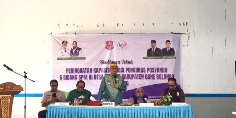 Bupati Ismet Mile saat membuka Bimbingan Teknis (Bimtek) Peningkatan Kapasitas bagi Pengurus Posyandu Desa Tingkat Kabupaten Bone Bolango Tahun 2026 di Kantor Desa Boludawa, Kecamatan Suwawa, Kamis (27/8/2026). (Foto Firsa/Gopos)