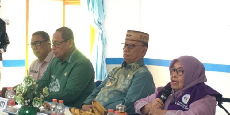 Ruwaida Mile saat menghadiri Bimbingan Teknis (Bimtek) Peningkatan Kapasitas bagi Pengurus Posyandu Desa Tingkat Kabupaten Bone Bolango Tahun 2026 di Kantor Desa Boludawa, Kecamatan Suwawa, Kamis (27/8/2026). (Foto Firsa/Gopos)