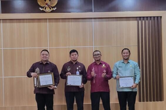 Kepala Badan Keuangan dan Pendapatan Daerah (BKPD) Bone Bolango, Abdul Halim Katilie saat menerima penghargaan Treasury Award di Aula Ambua KPPN Provinsi Gorontalo