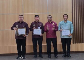 Kepala Badan Keuangan dan Pendapatan Daerah (BKPD) Bone Bolango, Abdul Halim Katilie saat menerima penghargaan Treasury Award di Aula Ambua KPPN Provinsi Gorontalo