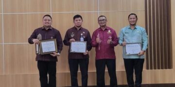 Kepala Badan Keuangan dan Pendapatan Daerah (BKPD) Bone Bolango, Abdul Halim Katilie saat menerima penghargaan Treasury Award di Aula Ambua KPPN Provinsi Gorontalo
