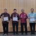 Kepala Badan Keuangan dan Pendapatan Daerah (BKPD) Bone Bolango, Abdul Halim Katilie saat menerima penghargaan Treasury Award di Aula Ambua KPPN Provinsi Gorontalo