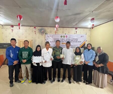 Kepala Dinas Dukcapil Kabupaten Bone Bolango, Oktavianus SW Rahman, saat menghadiri kegiatan Isbat Nikah Terpadu sekaligus menyerahkan dokumen kependudukan di Desa Bondawuna, Kecamatan Suwawa Selatan, Kamis (27/8/2026). (F. Istimewa)
