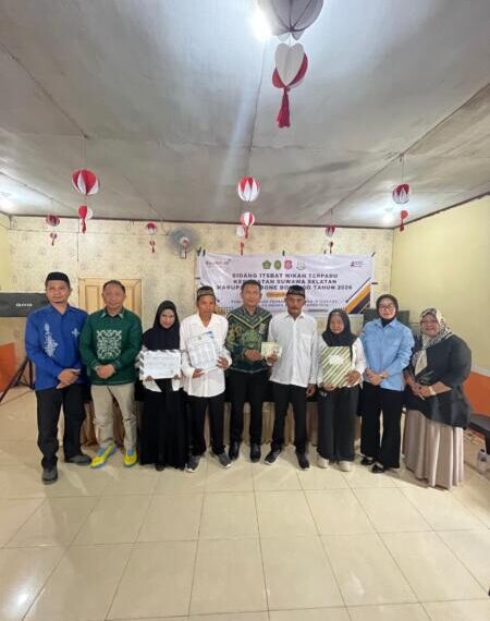 Kepala Dinas Dukcapil Kabupaten Bone Bolango, Oktavianus SW Rahman, saat menghadiri kegiatan Isbat Nikah Terpadu sekaligus menyerahkan dokumen kependudukan di Desa Bondawuna, Kecamatan Suwawa Selatan, Kamis (27/8/2026). (F. Istimewa)