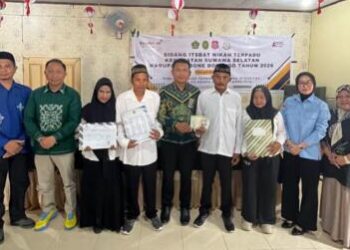 Kepala Dinas Dukcapil Kabupaten Bone Bolango, Oktavianus SW Rahman, saat menghadiri kegiatan Isbat Nikah Terpadu sekaligus menyerahkan dokumen kependudukan di Desa Bondawuna, Kecamatan Suwawa Selatan, Kamis (27/8/2026). (F. Istimewa)