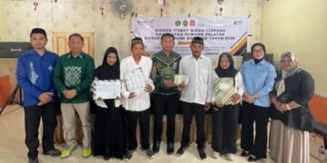 Kepala Dinas Dukcapil Kabupaten Bone Bolango, Oktavianus SW Rahman, saat menghadiri kegiatan Isbat Nikah Terpadu sekaligus menyerahkan dokumen kependudukan di Desa Bondawuna, Kecamatan Suwawa Selatan, Kamis (27/8/2026). (F. Istimewa)