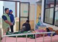Petugas BPJS SATU memberikan pelayanan pada pasien peserta JKN. (Foto: Dok/Humas BPJS Kesehatan Cabang Jember)