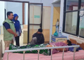 Petugas BPJS SATU memberikan pelayanan pada pasien peserta JKN. (Foto: Dok/Humas BPJS Kesehatan Cabang Jember)
