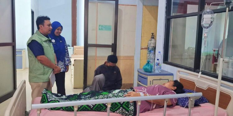Petugas BPJS SATU memberikan pelayanan pada pasien peserta JKN. (Foto: Dok/Humas BPJS Kesehatan Cabang Jember)
