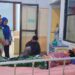 Petugas BPJS SATU memberikan pelayanan pada pasien peserta JKN. (Foto: Dok/Humas BPJS Kesehatan Cabang Jember)