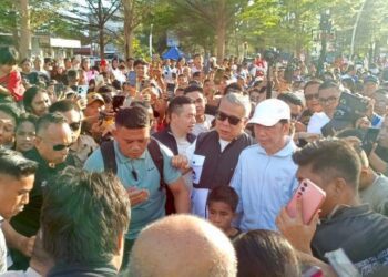 Jokowi saat berada dalam kerumunan warga di Kota Kupang, Sabtu (1/8/2026). ANTARA/Kornelis Kaha