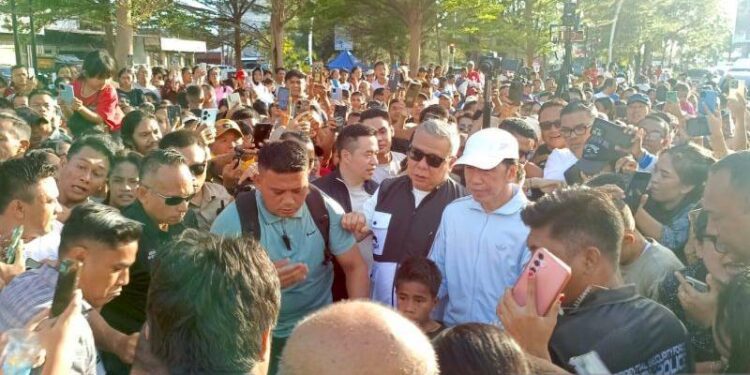 Jokowi saat berada dalam kerumunan warga di Kota Kupang, Sabtu (1/8/2026). ANTARA/Kornelis Kaha