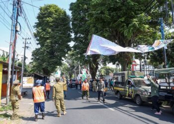 Operasi Satgas Infrastruktur Reklame Ilegal bersama personel Satpol PP serta sejumlah Organisasi Perangkat Daerah