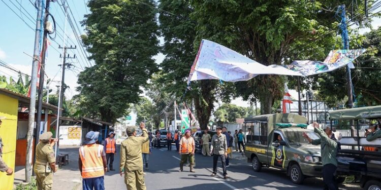 Operasi Satgas Infrastruktur Reklame Ilegal bersama personel Satpol PP serta sejumlah Organisasi Perangkat Daerah