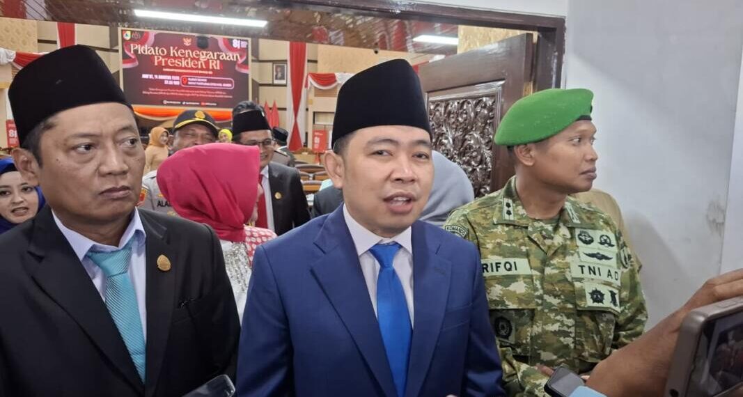Bupati Jember Muhammad Fawait usai mengikuti pidato kepresidenan di gedung DPRD Jember