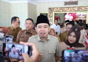 Bupati Jember Muhammad Fawait saat diwawancaiari usai acarapelepasan Peserta Jamnas XII