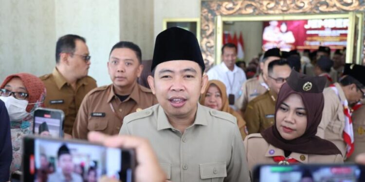 Bupati Jember Muhammad Fawait saat diwawancaiari usai acarapelepasan Peserta Jamnas XII