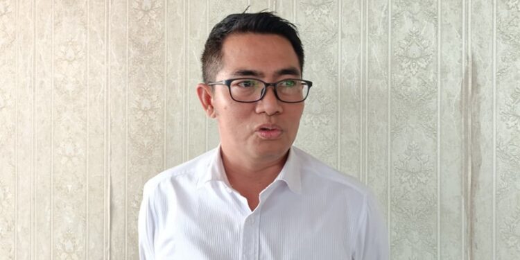 Kepala Dinas Perhubungan Jember, Gatot Triyono saat di wawancarai media