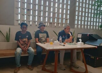 Ketua MAKI Jatim Heru bersama ketua Laskar Jahanam Dwi Agus saat Konferensi Press