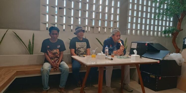 Ketua MAKI Jatim Heru bersama ketua Laskar Jahanam Dwi Agus saat Konferensi Press