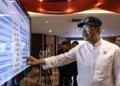 Menteri Sosial Saifullah Yusuf menunjukkan data penyaluran bantuan sosial (bansos) triwulan III pada konferensi pers di Kementerian Sosial, Jakarta, Rabu (5/8/2026). Menteri Sosial mengatakan sebanyak 15,21 juta Keluarga Penerima Manfaat (KPM) Sembako triwulan II berlanjut ke triwulan III dan penyaluran kepada 1,49 juta KPM ditangguhkan karena teridentifikasi melakukan transaksi judi online. ANTARA FOTO/Dhemas Reviyanto/nym.