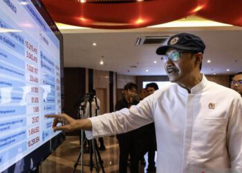 Menteri Sosial Saifullah Yusuf menunjukkan data penyaluran bantuan sosial (bansos) triwulan III pada konferensi pers di Kementerian Sosial, Jakarta, Rabu (5/8/2026). Menteri Sosial mengatakan sebanyak 15,21 juta Keluarga Penerima Manfaat (KPM) Sembako triwulan II berlanjut ke triwulan III dan penyaluran kepada 1,49 juta KPM ditangguhkan karena teridentifikasi melakukan transaksi judi online. ANTARA FOTO/Dhemas Reviyanto/nym.