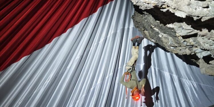 Bendera Merah Putih raksasa dikibarkan dikibarkan oleh MAPALA Motolomoia UNG di tebing Leato, Kelurahan Leato Selatan, Kecamatan Dumbo Raya, Kota Gorontalo.(F. Mapala for Gopos,id)