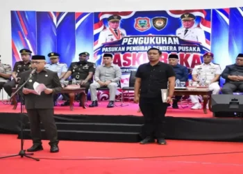 Bupati Gorontalo Sofyan Puhi pada pengukuhan 26 anggota Paskibraka Kabupaten Gorontalo.