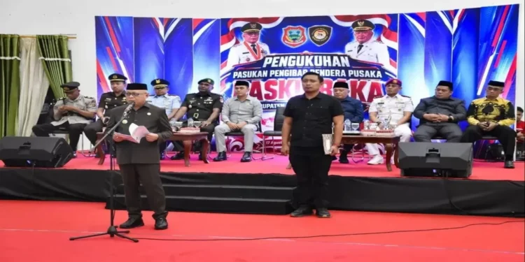 Bupati Gorontalo Sofyan Puhi pada pengukuhan 26 anggota Paskibraka Kabupaten Gorontalo.