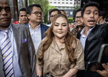 Arsip - Selebgram Lisa Mariana Presley Zulkandar (tengah) didampingi kuasa hukum tiba untuk menjalani pemeriksaan sebagai saksi di Gedung Merah Putih KPK, Jakarta, Jumat (22/8/2025). Lisa Mariana diperiksa sebagai saksi dalam kasus dugaan korupsi proyek pengadaan iklan pada Bank Pembangunan Daerah Jawa Barat dan Banten (BJB) periode 2021-2023. ANTARA FOTO/Bayu Pratama S