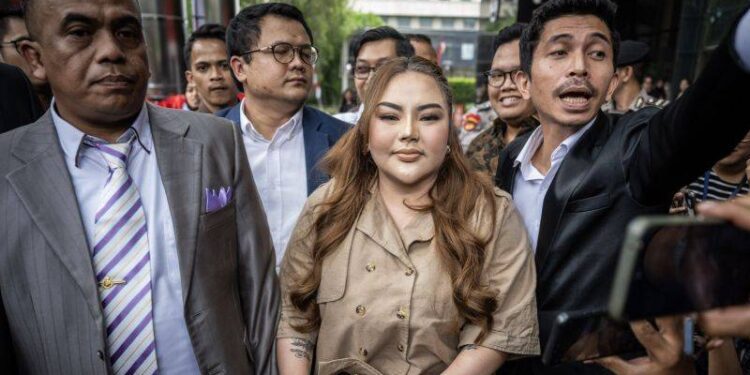 Arsip - Selebgram Lisa Mariana Presley Zulkandar (tengah) didampingi kuasa hukum tiba untuk menjalani pemeriksaan sebagai saksi di Gedung Merah Putih KPK, Jakarta, Jumat (22/8/2025). Lisa Mariana diperiksa sebagai saksi dalam kasus dugaan korupsi proyek pengadaan iklan pada Bank Pembangunan Daerah Jawa Barat dan Banten (BJB) periode 2021-2023. ANTARA FOTO/Bayu Pratama S