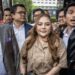 Arsip - Selebgram Lisa Mariana Presley Zulkandar (tengah) didampingi kuasa hukum tiba untuk menjalani pemeriksaan sebagai saksi di Gedung Merah Putih KPK, Jakarta, Jumat (22/8/2025). Lisa Mariana diperiksa sebagai saksi dalam kasus dugaan korupsi proyek pengadaan iklan pada Bank Pembangunan Daerah Jawa Barat dan Banten (BJB) periode 2021-2023. ANTARA FOTO/Bayu Pratama S