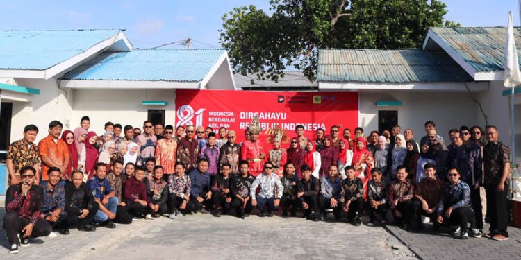Foto bersama seluruh pegawai dan tenaga alih daya PLN Nusantara Power Unit Pembangkitan Gorontalo usai pelaksanaan upacara HUT ke-81 Kemerdekaan Republik Indonesia.