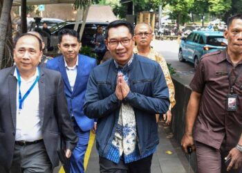 Arsip - Mantan Gubernur Jawa Barat Ridwan Kamil (tengah) tiba untuk menjalani pemeriksaan di Gedung Merah Putih KPK, Jakarta, Selasa (2/12/2025). ANTARA FOTO/Indrianto Eko Suwarso/foc/am