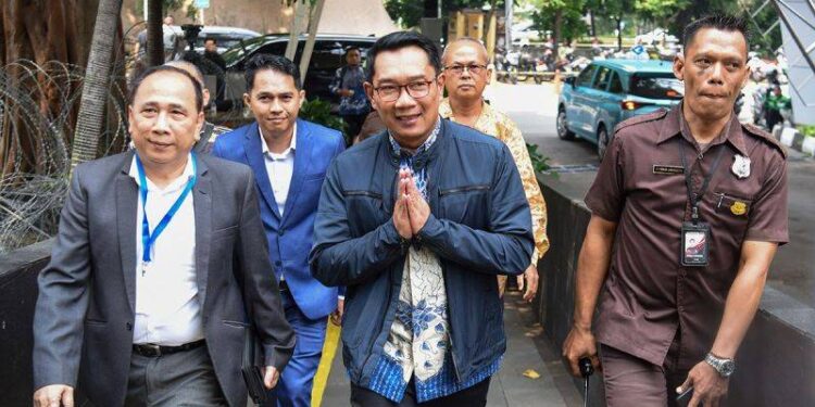 Arsip - Mantan Gubernur Jawa Barat Ridwan Kamil (tengah) tiba untuk menjalani pemeriksaan di Gedung Merah Putih KPK, Jakarta, Selasa (2/12/2025). ANTARA FOTO/Indrianto Eko Suwarso/foc/am