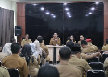 Pj Sekretaris Daerah Kabupaten Jember, Achmad Imam Fauzi, saat menerima perwakilan Persaudaraan Kepala Desa Indonesia (PKDI) dan Asosiasi Pemerintah Desa Seluruh Indonesia (APDESI) Jember di Kantor Bapenda Jember.