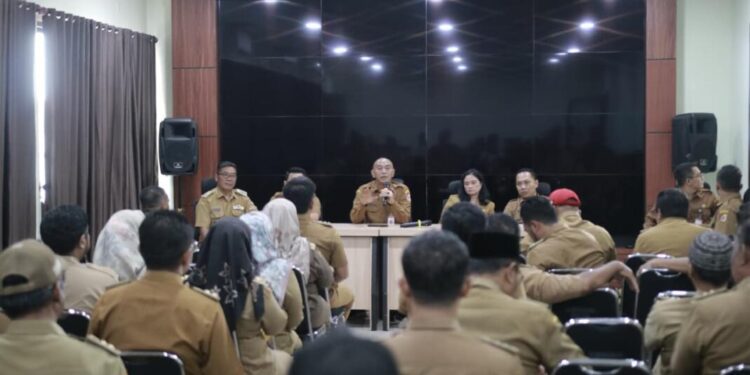 Pj Sekretaris Daerah Kabupaten Jember, Achmad Imam Fauzi, saat menerima perwakilan Persaudaraan Kepala Desa Indonesia (PKDI) dan Asosiasi Pemerintah Desa Seluruh Indonesia (APDESI) Jember di Kantor Bapenda Jember.