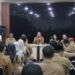 Pj Sekretaris Daerah Kabupaten Jember, Achmad Imam Fauzi, saat menerima perwakilan Persaudaraan Kepala Desa Indonesia (PKDI) dan Asosiasi Pemerintah Desa Seluruh Indonesia (APDESI) Jember di Kantor Bapenda Jember.