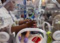 Pekerja menjelaskan alat inkubator bayi kepada pengunjung saat Surabaya Hospital Expo di Grand City, Surabaya, Jawa Timur, Selasa (19/5/2026). Pameran yang menampilkan layanan kesehatan dari berbagai rumah sakit serta beragam alat kesehatan itu bertujuan memperkenalkan teknologi kesehatan terbaru untuk menunjang peningkatan kompetensi rumah sakit. ANTARA FOTO/Didik Suhartono/YU