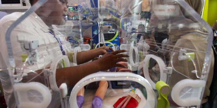 Pekerja menjelaskan alat inkubator bayi kepada pengunjung saat Surabaya Hospital Expo di Grand City, Surabaya, Jawa Timur, Selasa (19/5/2026). Pameran yang menampilkan layanan kesehatan dari berbagai rumah sakit serta beragam alat kesehatan itu bertujuan memperkenalkan teknologi kesehatan terbaru untuk menunjang peningkatan kompetensi rumah sakit. ANTARA FOTO/Didik Suhartono/YU