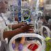 Pekerja menjelaskan alat inkubator bayi kepada pengunjung saat Surabaya Hospital Expo di Grand City, Surabaya, Jawa Timur, Selasa (19/5/2026). Pameran yang menampilkan layanan kesehatan dari berbagai rumah sakit serta beragam alat kesehatan itu bertujuan memperkenalkan teknologi kesehatan terbaru untuk menunjang peningkatan kompetensi rumah sakit. ANTARA FOTO/Didik Suhartono/YU