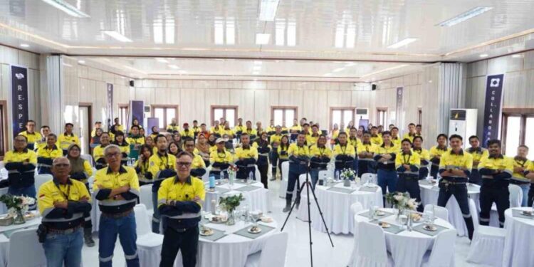Para Karyawan Merdeka Copper Gold saat merayakan HUT ke 14, (Istimewa)
