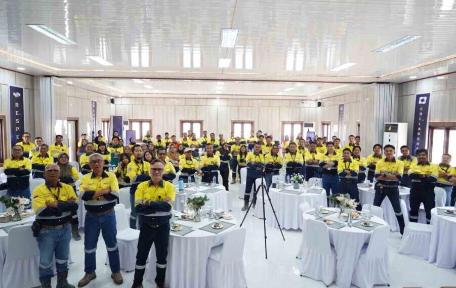 Para Karyawan Merdeka Copper Gold saat merayakan HUT ke 14, (Istimewa)