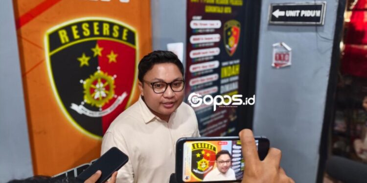 Dokter RS Sitti Khadijah Aisyiyah Kota Gorontalo, Mohamad Rifki Hulalata, melaporkan seorang wartawan berinisial JT ke Polresta Gorontalo Kota atas dugaan penganiayaan.