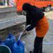 Lusyana Zakaria atau biasa disapa Ka Uchee, petugas BPBD Provinsi Gorontalo yang turut turun langsung membantu menyalurkan air bersih untuk masyarakat Desa Tualango, Kecamatan Tilango, Kabupaten Gorontalo, Senin (21/9/2026).